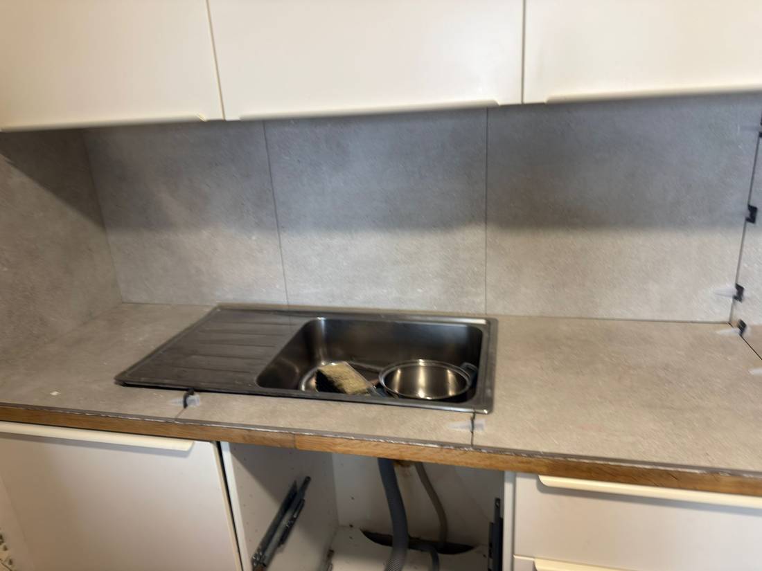 Detalle de fregadero y encimera renovados