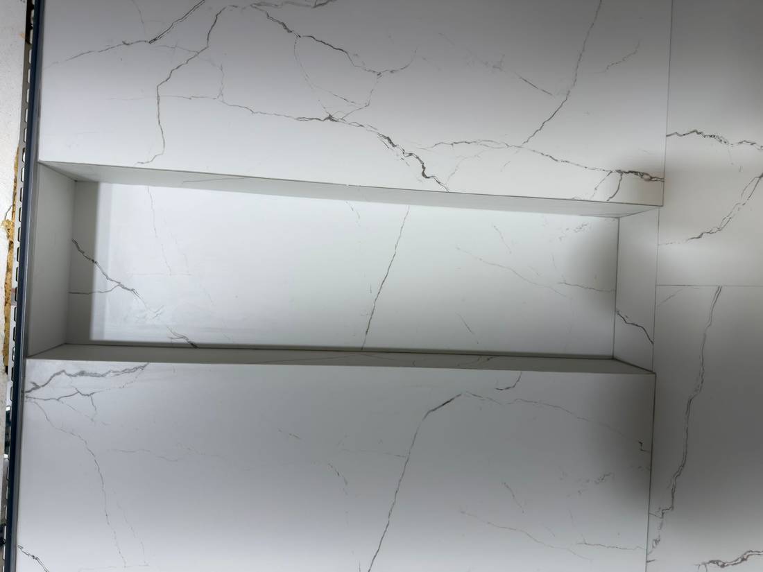 Hornacina en porcelánico símil mármol