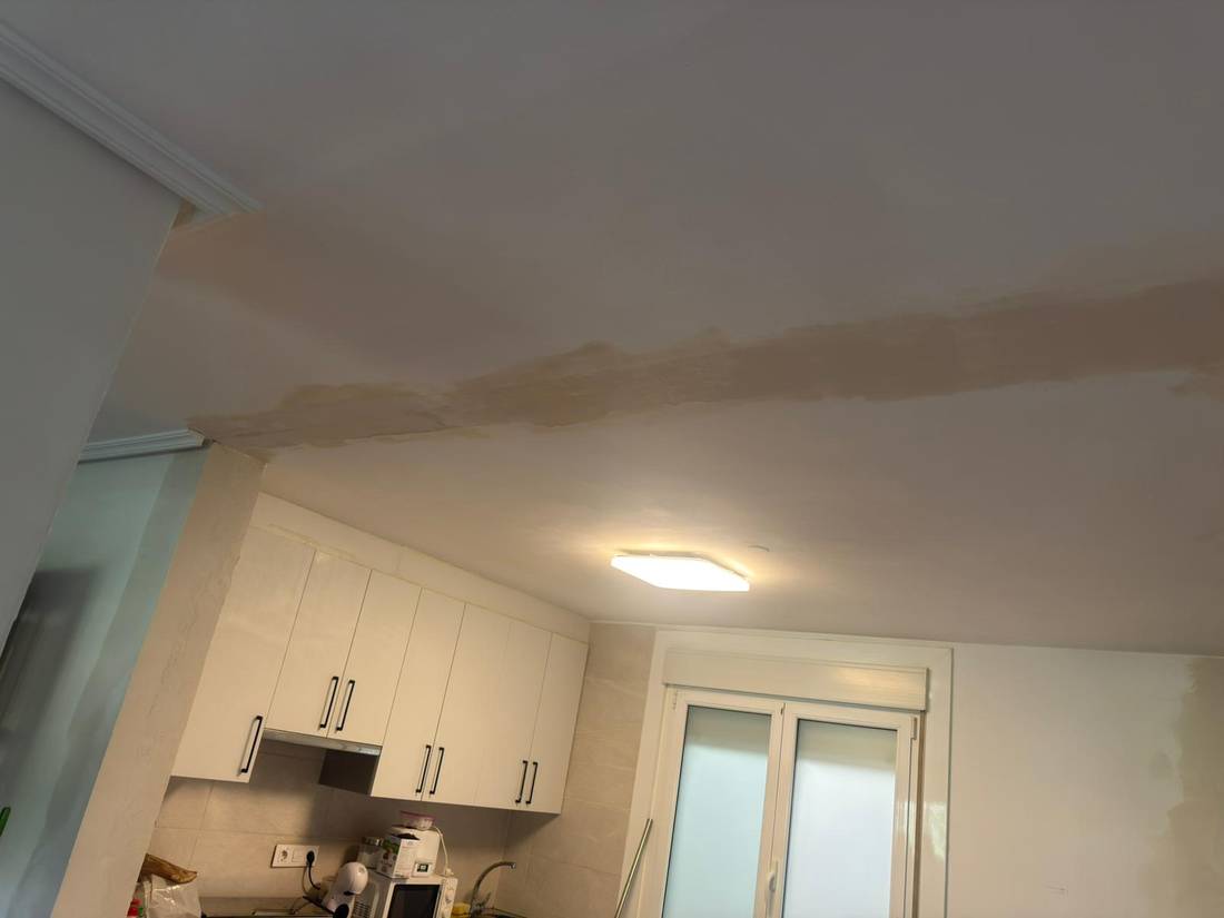 Cocina abierta con iluminación renovada