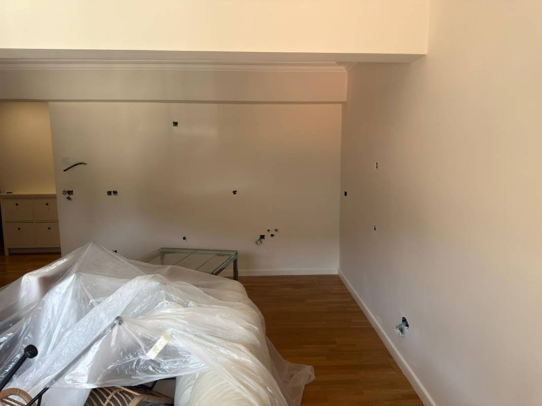 Protegiendo los muebles antes de pintar