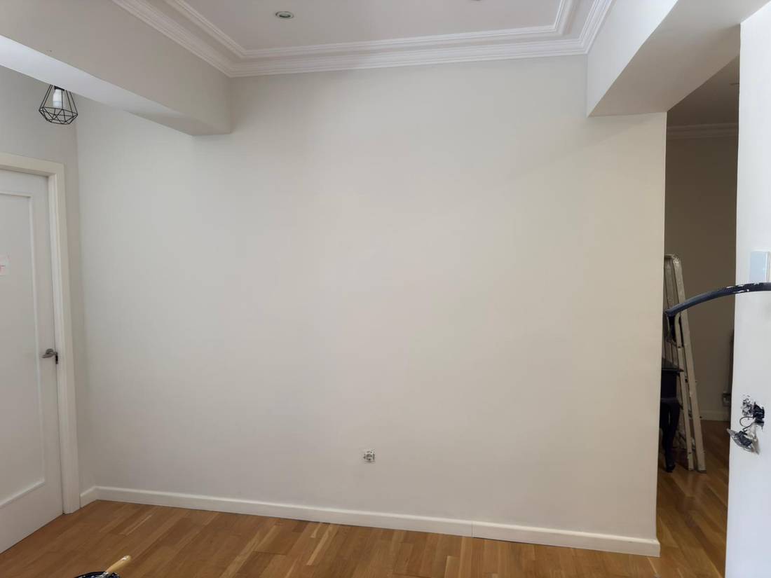 Dormitorio con molduras de techo renovadas